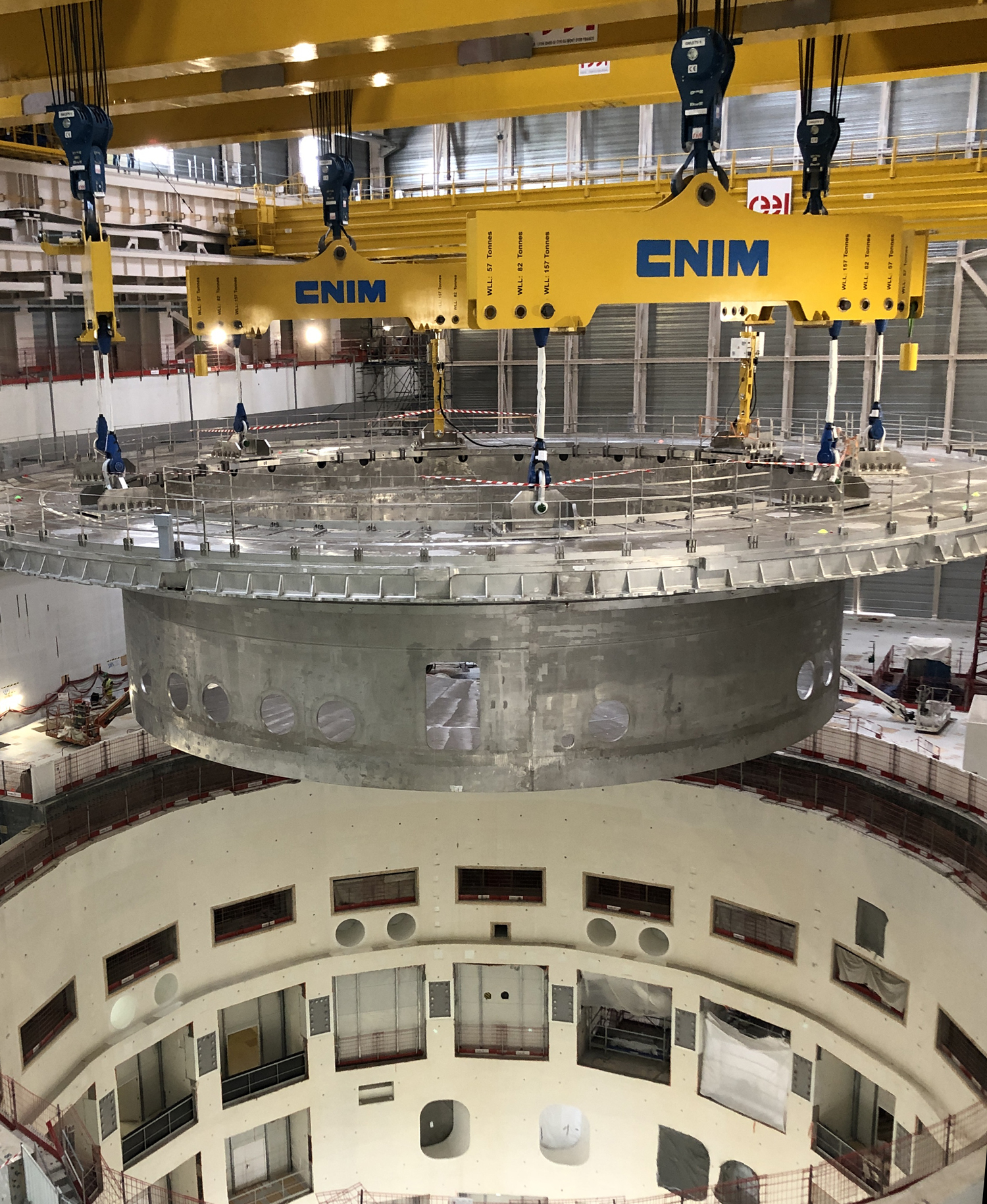 9_cryostat_base_au_dessus_tokamak_pit_ITER_CNIM.jpg